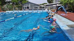 altText(¡Al agua patos! Estudiantes de escuelas públicas retoman natación en todo el país)}
