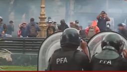 altText(Violenta represión contra jubilados e hinchas de fútbol frente al Congreso en Buenos Aires)}