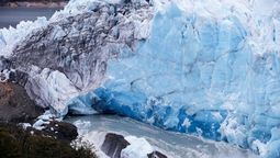 altText(Turista filmó el surgimiento de un iceberg en el glaciar Perito Moreno)}