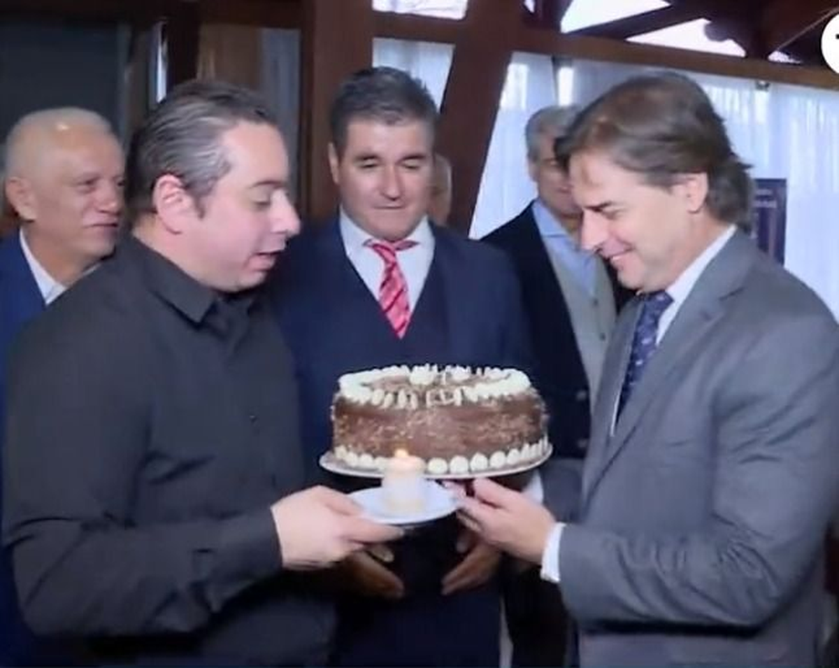 Lacalle Pou cumplió 49 años y los empresarios le regalaron una torta.