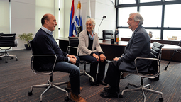 altText(Tabaré Vázquez recibió este lunes a Daniel Martínez y Graciela Villar)}