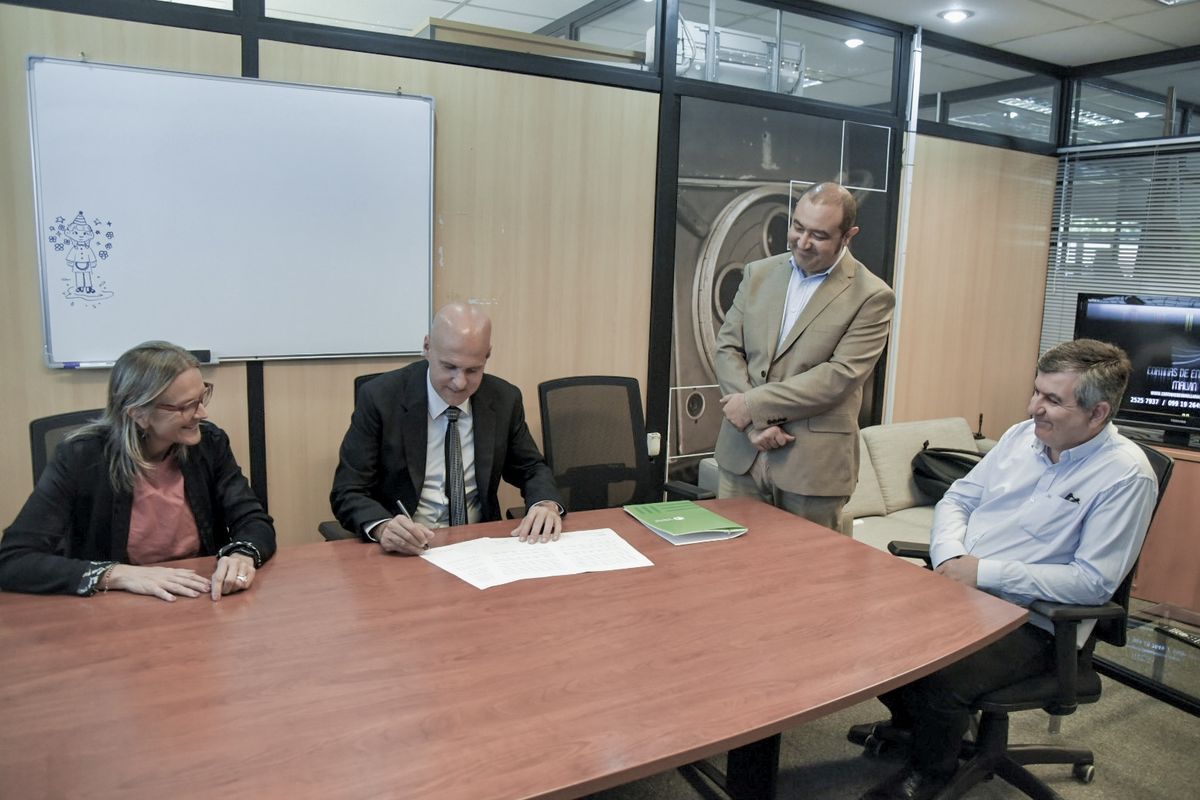 Firma de acuerdo entre Intendencia de Canelones y Medios Públicos
