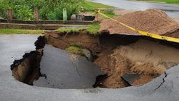 altText(Colapsó un tramo de pavimento en Ciudad de la Costa)}