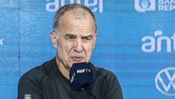 altText(Marcelo Bielsa, los periodistas y por qué no están Suárez y Cavani)}