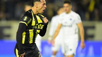 Peñarol venció a Liverpool con 10 jugadores y arrancó el Intermedio pisando fuerte