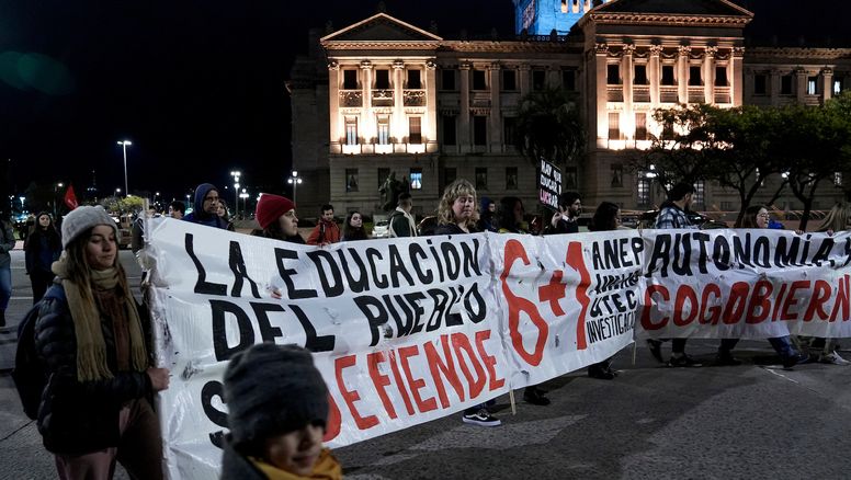 Docentes y estudiantes marcharon contra la reforma educativa