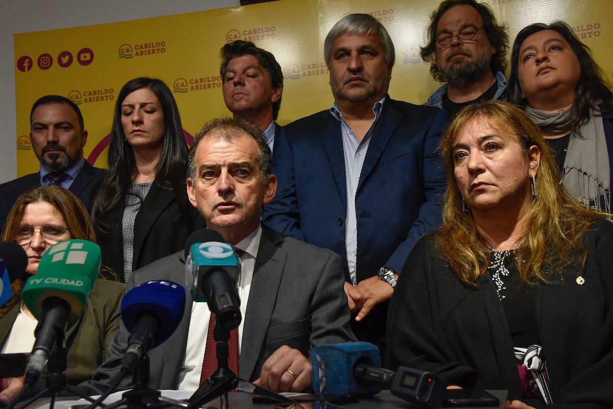 Manini se queda en la coalición pero cuestiona al presidente Lacalle Pou.