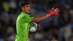 altText(Nacional: Rochet y Cándido en la puerta de embarque)}