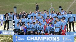 altText(Histórico: el pueblo celeste festeja en la Intendencia)}