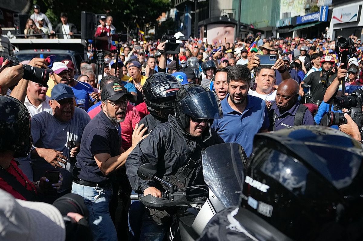 María Corina Machado saliendo en moto de la marcha opositora.  