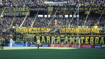 Barra Ámsterdam entregó camisetas a los jugadores de Peñarol de Madres y Familiares
