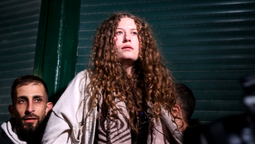 altText(Israel libera a Ahed Tamimi y a 30 rehenes palestinos )}