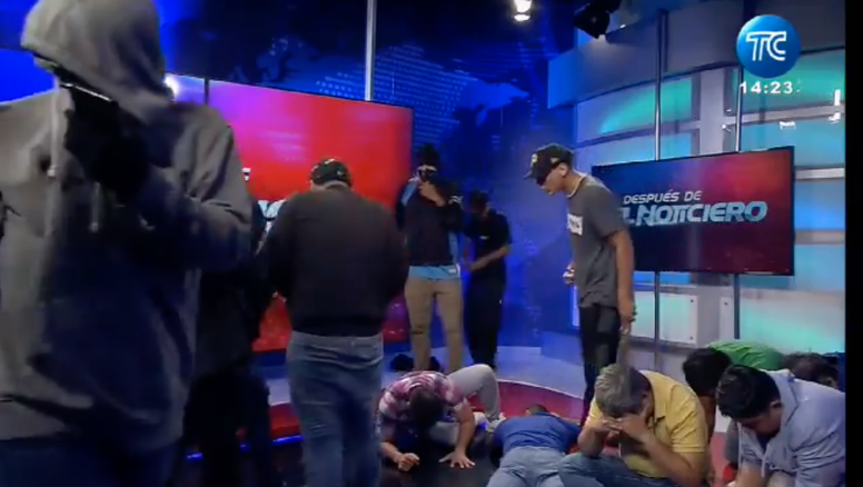 Delincuentes armados irrumpen en programa de televisión en Ecuador