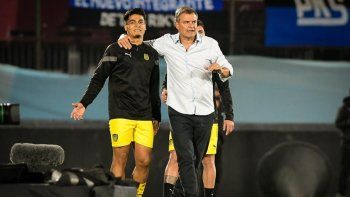 Peñarol enfrenta a Colo Colo en el Centenario con Arezo como titular