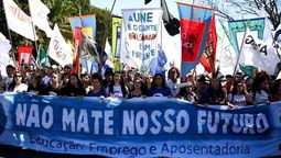 altText(Brasil: Huelgas y marchas en contra de reforma previsional y educativa de Bolsonaro)}