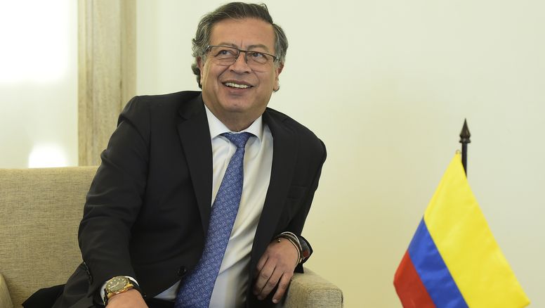 Petro ordena a la Armada bloquear salida de buques con carbón para Israel