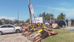 altText(Jugador del Flamengo fue demorado por la Policía tras incidentes entre hinchas de Peñarol y barras cariocas)}