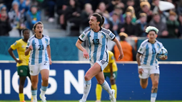 altText(Argentina empató y se ilusiona con seguir en carrera)}