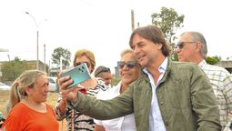 altText(Lacalle Pou no fue al G20 e inauguró viviendas en la ciudad de Melo)}