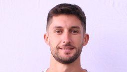 altText(Peñarol le ganó la pulseada a Nacional y se quedó con un volante de Defensor)}