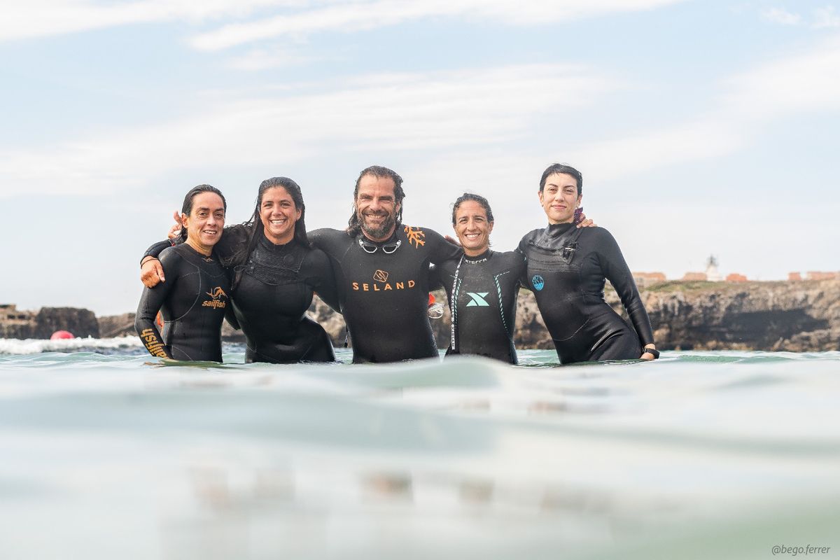 El equipo de Swim en el mar, junto a sus alumnos.&nbsp;