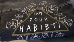 altText(Yasmeen Mjalli, una diseñadora palestina y su campaña para empoderar mujeres)}