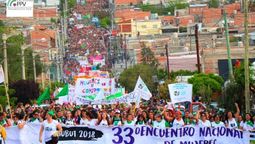 altText(Una multitud de mujeres marcharon por sus derechos en Argentina)}