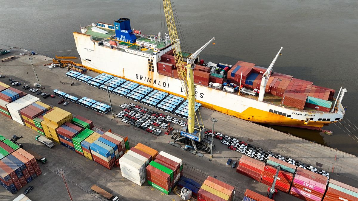 El Grande Nigeria en el puerto de Montevideo.