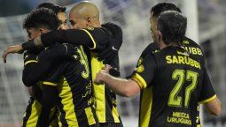 altText(Peñarol en lo más alto de la Tabla Anual tras la caída de Racing)}