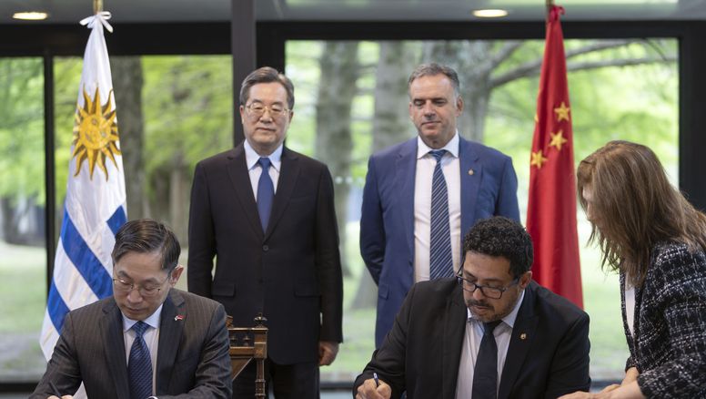 China y Uruguay firmaron acuerdos de cooperación económica, técnica y comercial