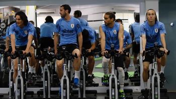 Uruguay entrenó y esta tarde viaja a Porto Alegre