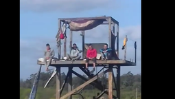 altText(Cuatro internos del Comcar llevan seis días arriba de una torre)}