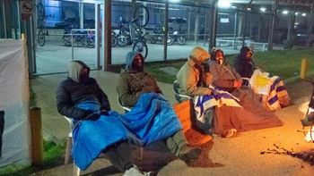 Pasaron la noche encadenados al frigorífico bajo la helada y la neblina