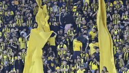 altText(Por la lluvia postergaron una hora inicio de partidos Peñarol-Fénix y Nacional-Boston River)}