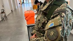 altText(En el balotaje distribuyeron hamburguesas con queresa a guardia de las urnas)}