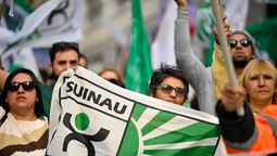 altText(Trabajadores del INAU ocuparon la sede central en reclamo del pago de productividad y en rechazo a la gestión)}