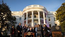 altText(Biden firmó una ley para proteger el matrimonio homosexual )}