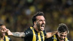 altText(Peñarol le ganó a River y se afirma)}