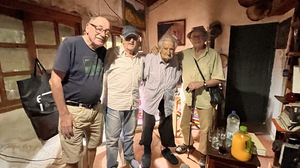 Tres ex rehenes sobrevivientes se reencuentran con  Mujica