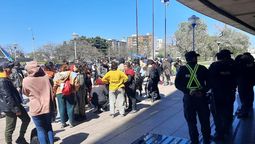 altText(Gremios de la Udelar se movilizaron fuera del Parlamento)}