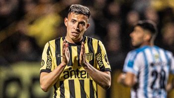 Adrián Fernández espera su oportunidad en Peñarol.