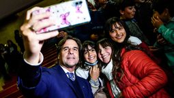 altText(Aprobación de la gestión de Lacalle Pou cae 5 puntos)}