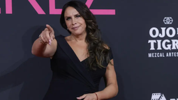 altText(Karla Sofía Gascón: del reconocimiento al escándalo en la industria cinematográfica)}