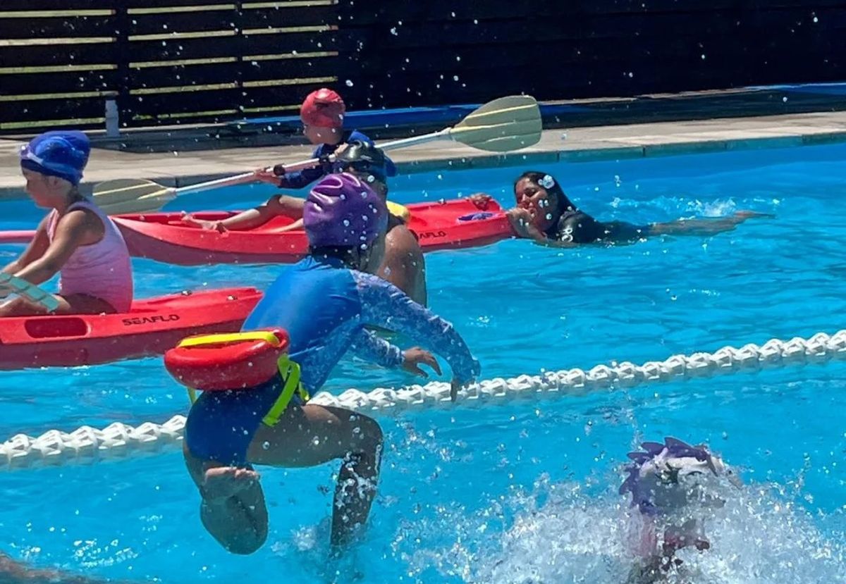 Car One colaboró con Polideportivo Nicolich para que niños concurran a clases de natación