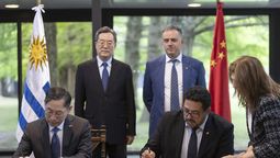 altText(China y Uruguay firmaron acuerdos de cooperación económica, técnica y comercial)}