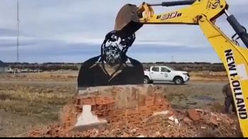 La brutalidad libertaria: derriban monumento al escritor Osvaldo Bayer en la Patagonia