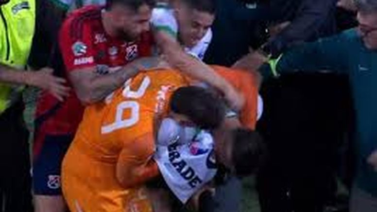 Aguerre en el radar de Peñarol, terminó a las piñas en el clásico paisa