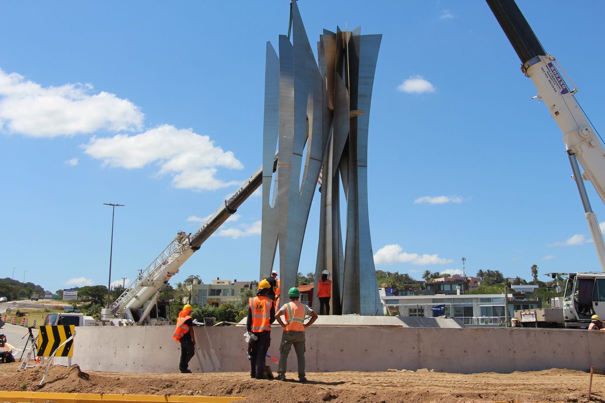 Obreros de la IDM durante el montaje de la escultura.