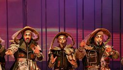 altText(Tres murgas en una de las últimas etapas de este Carnaval)}