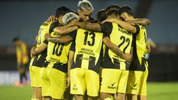 altText(Peñarol, de atrás y en la hora, venció a Progreso por 2 a 1 en la primera fecha del Clausura)}